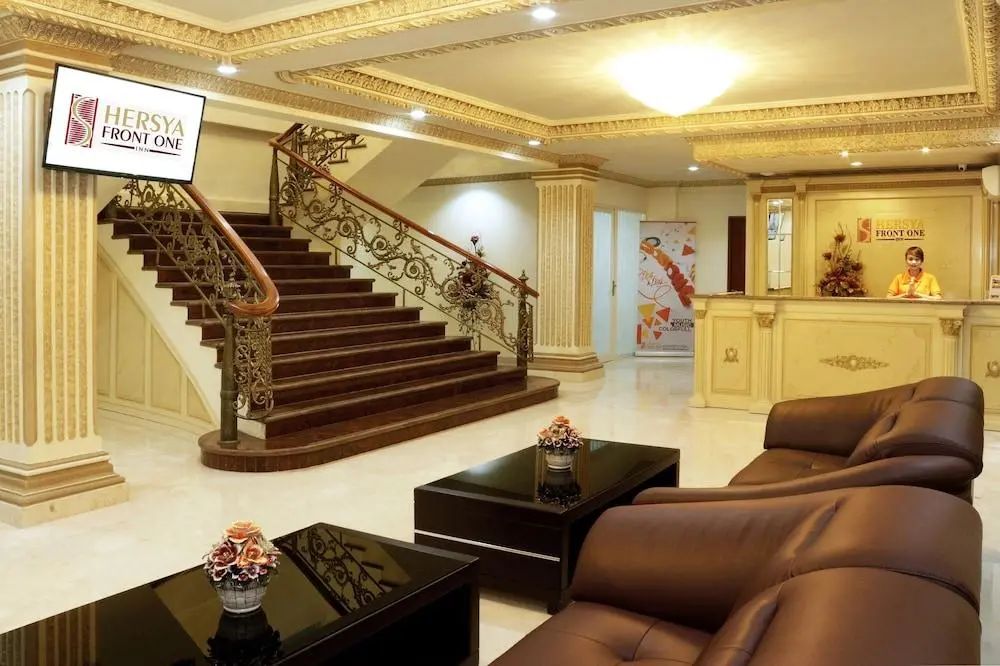Hersya Front One Inn Surabaya - Primary image