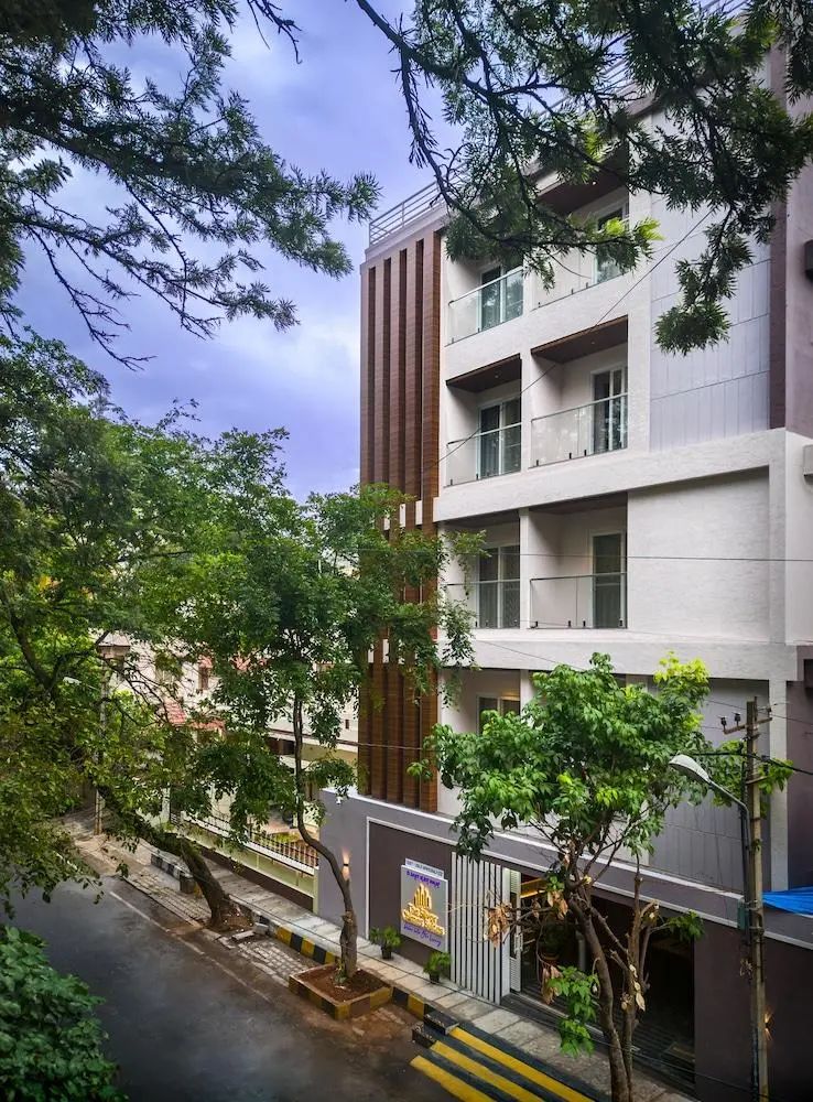 The Silver Chimes Suites - Front of property - 2