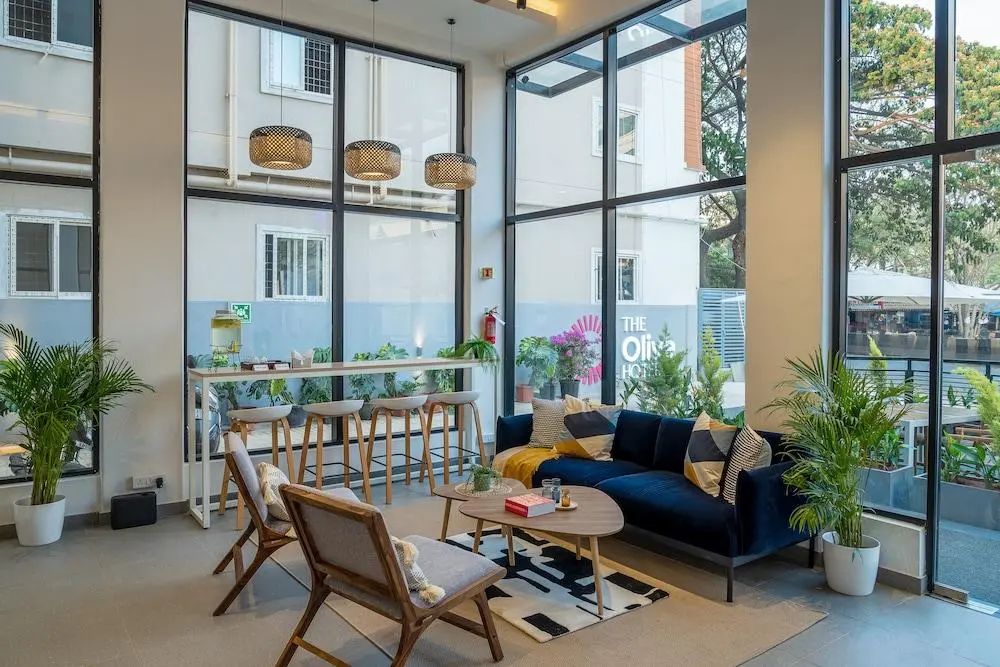 Olive Hotel Brookefield by Embassy Group - Lobby sitting area