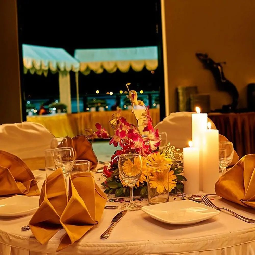 Club Emerald - Restaurant - 2