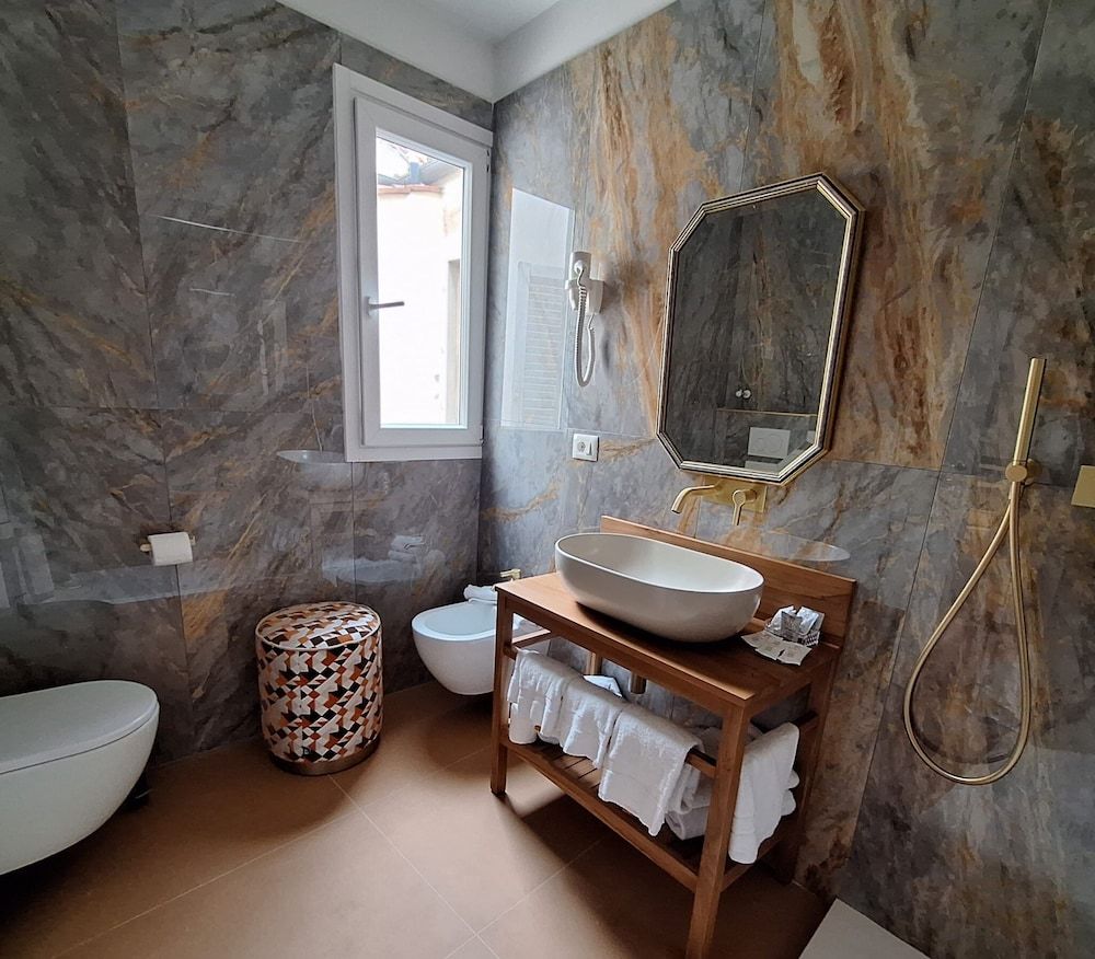 Maxim Axial - Bathroom - 2