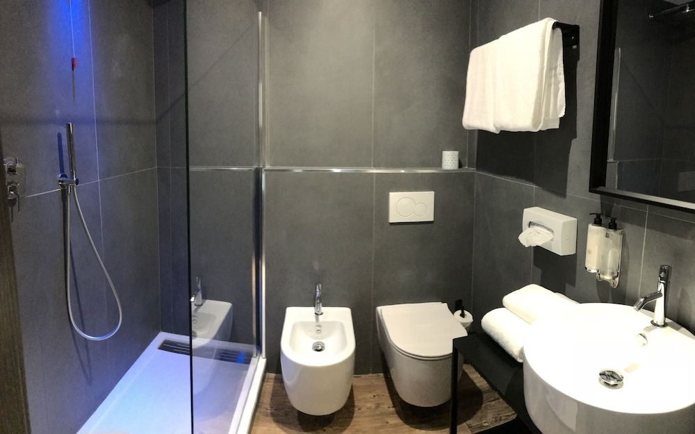 Hotel Roxy - Bathroom - 1