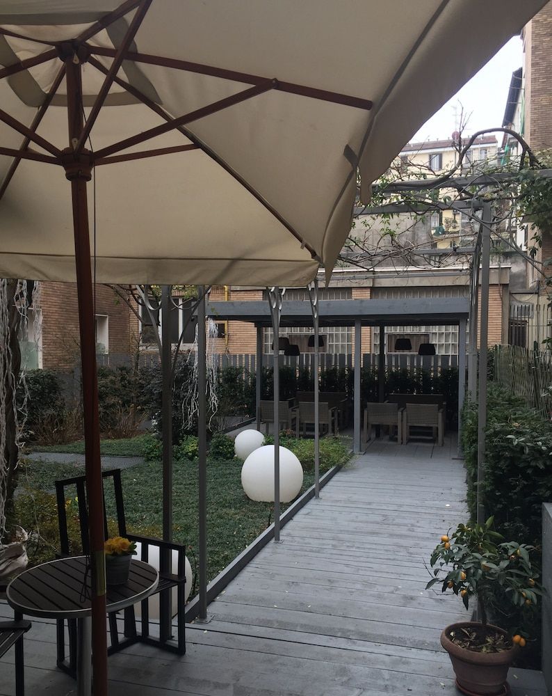 Hotel Lombardia - Porch - 1