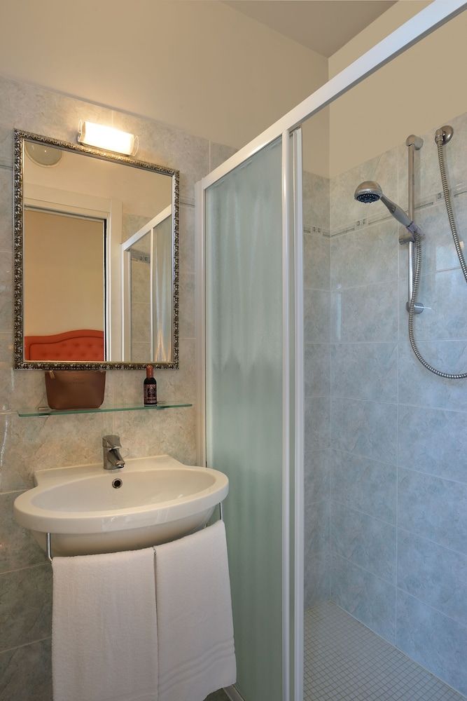 Hotel Gaston - Bathroom - 1