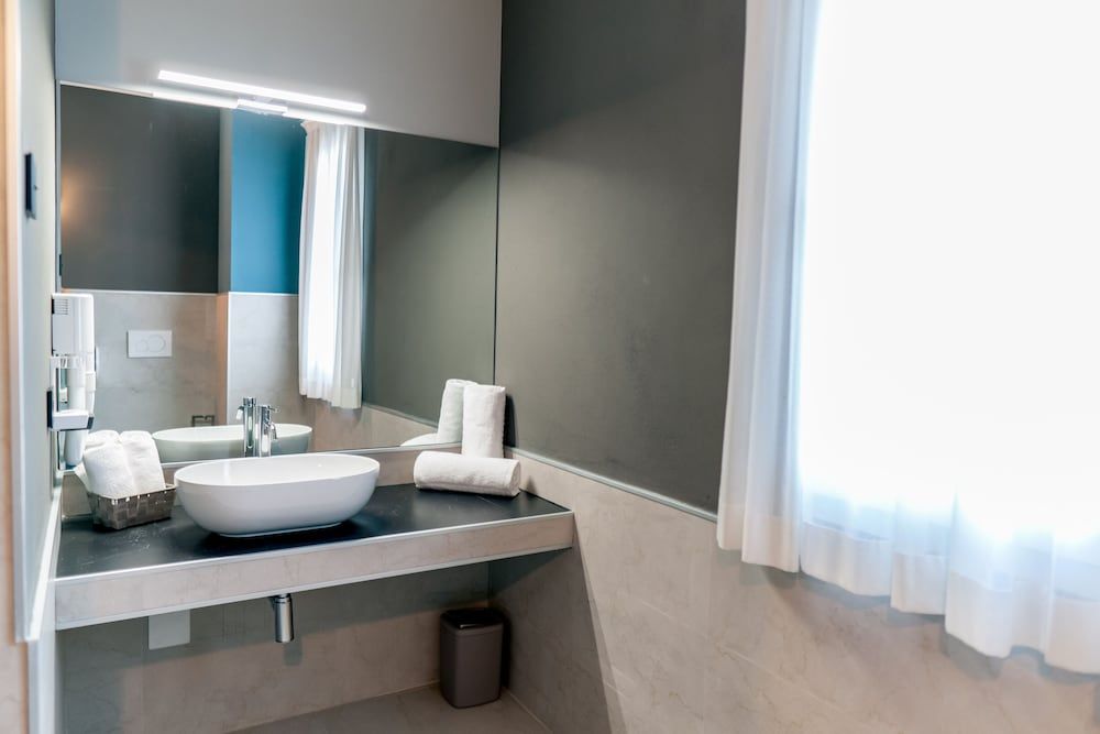 K Modern Hotel - Bathroom - 2