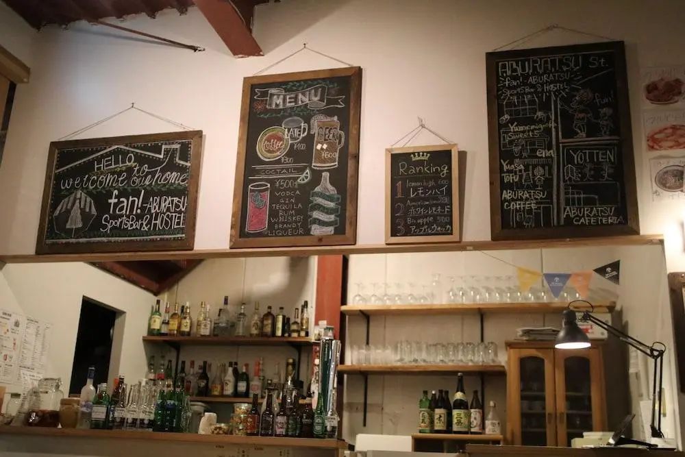 fan ABURATSU Sports Bar & Hostel - Bar (on property) - 2