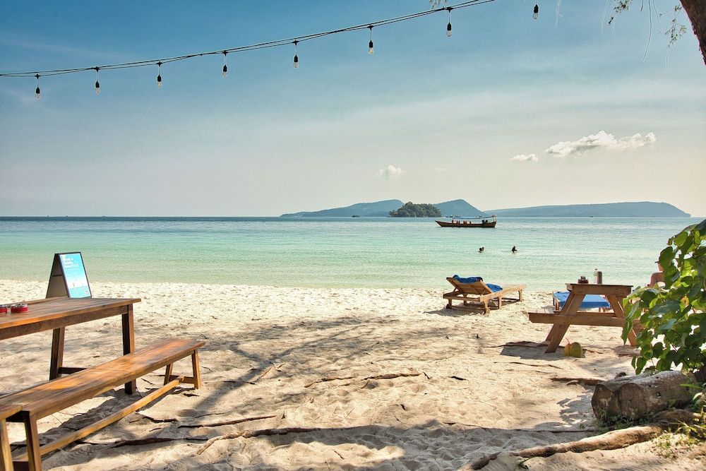 Mad Monkey Koh Rong - Beach/ocean view - 1