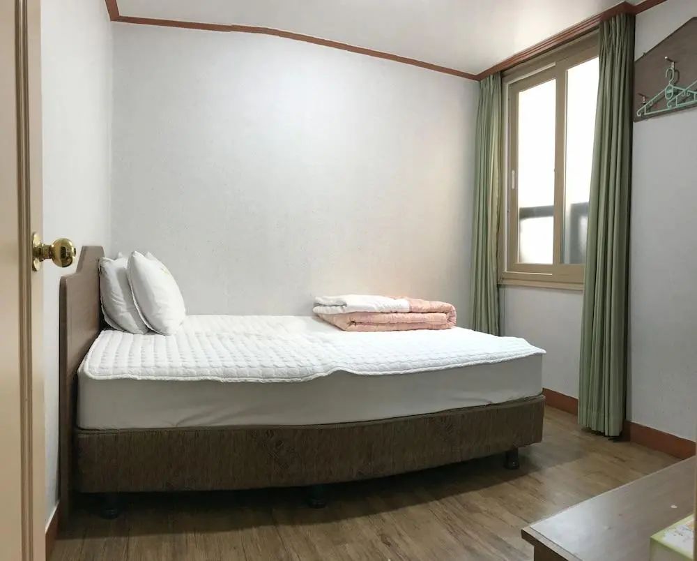 J Motel - Primary image