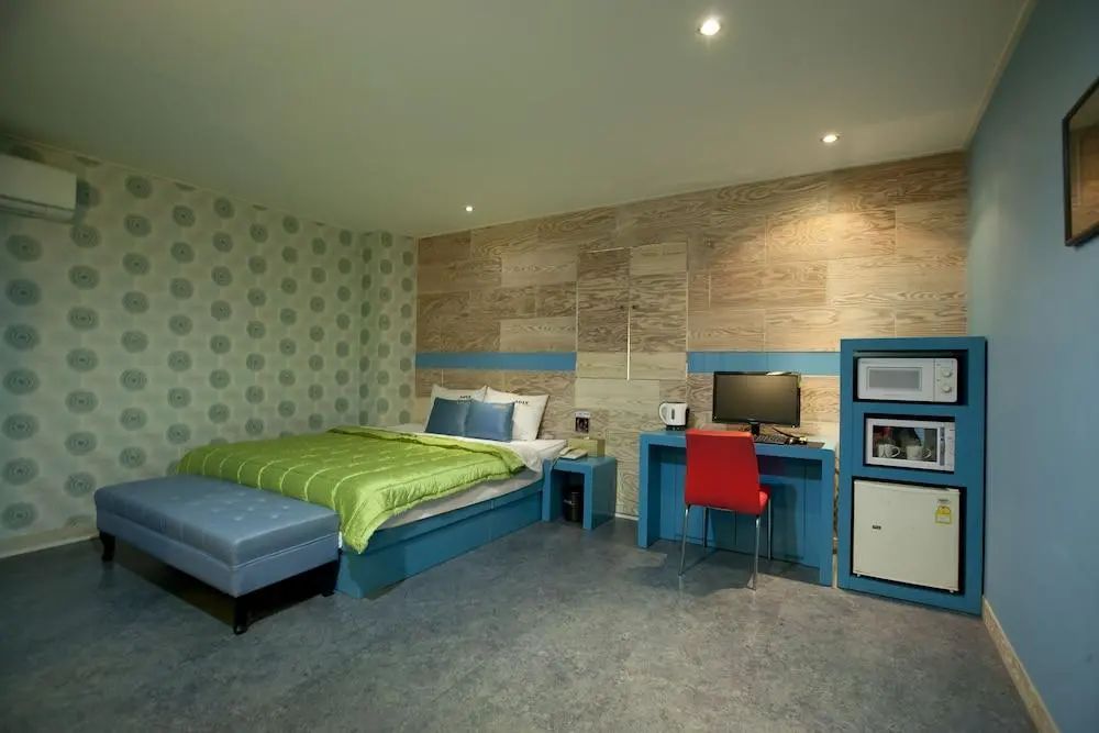 Max Motel - Primary image