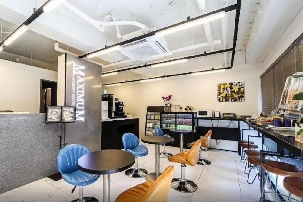 Maximum Hotel - Reception - 1