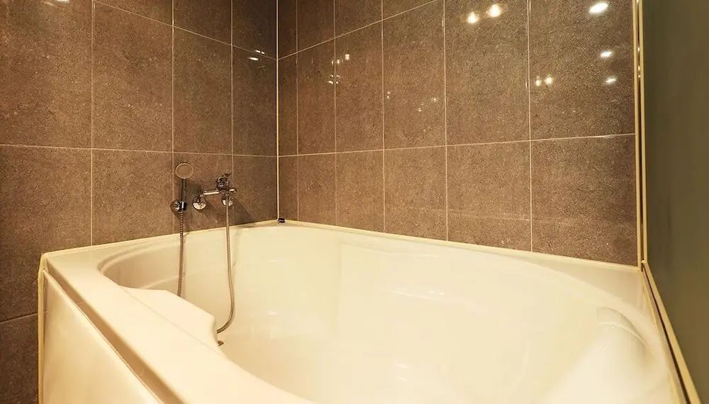 Gloria Hotel - Deep soaking bathtub - 2