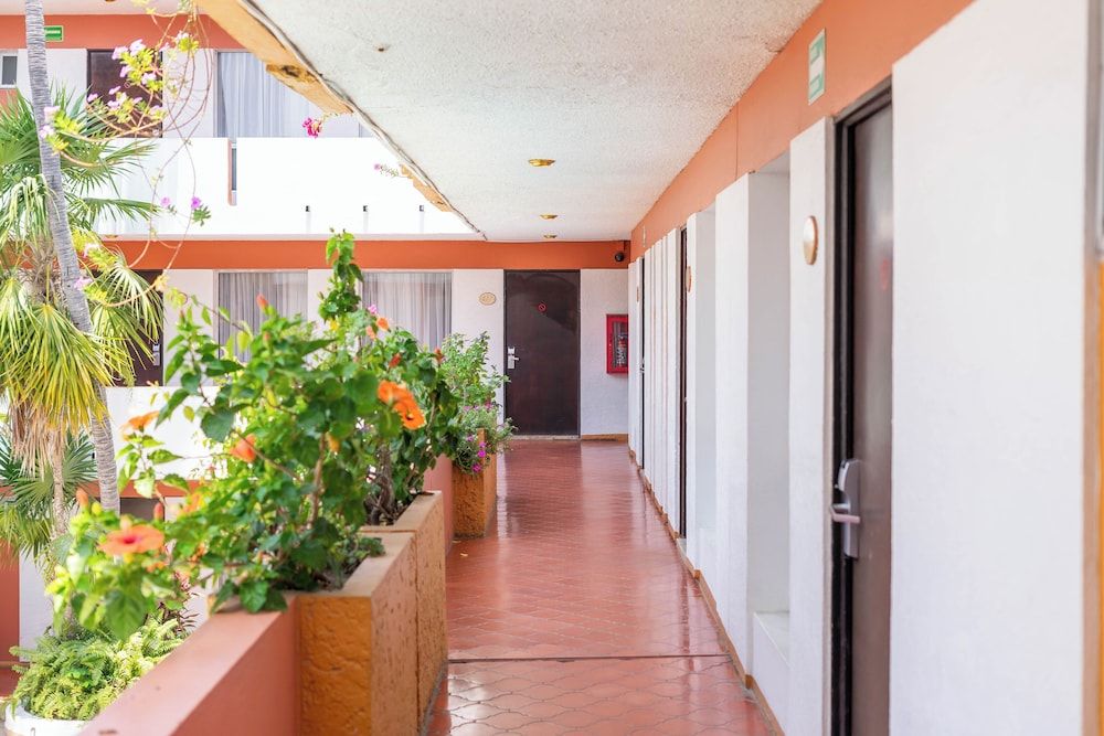 Azteca Inn - Hallway - 2