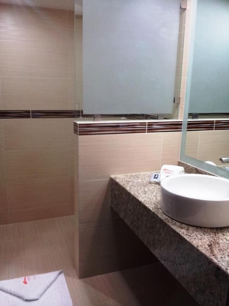 Hotel Astor - Bathroom - 1