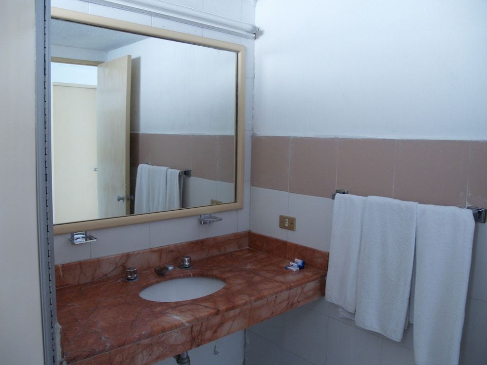 El Tropicano - Bathroom
