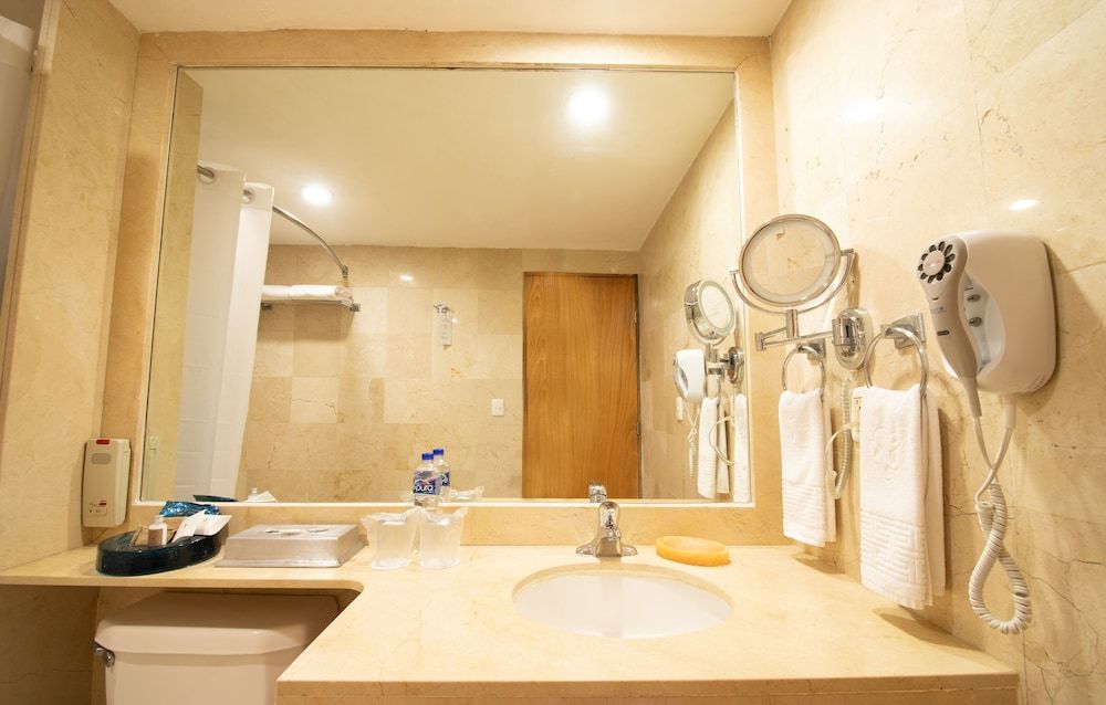 Hotel Emporio Acapulco - Bathroom