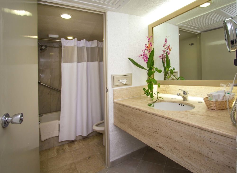 HS HOTSSON Hotel Acapulco - Bathroom - 1
