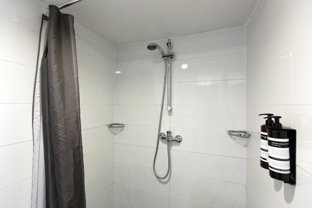 Quentin Arrive - Bathroom shower - 1