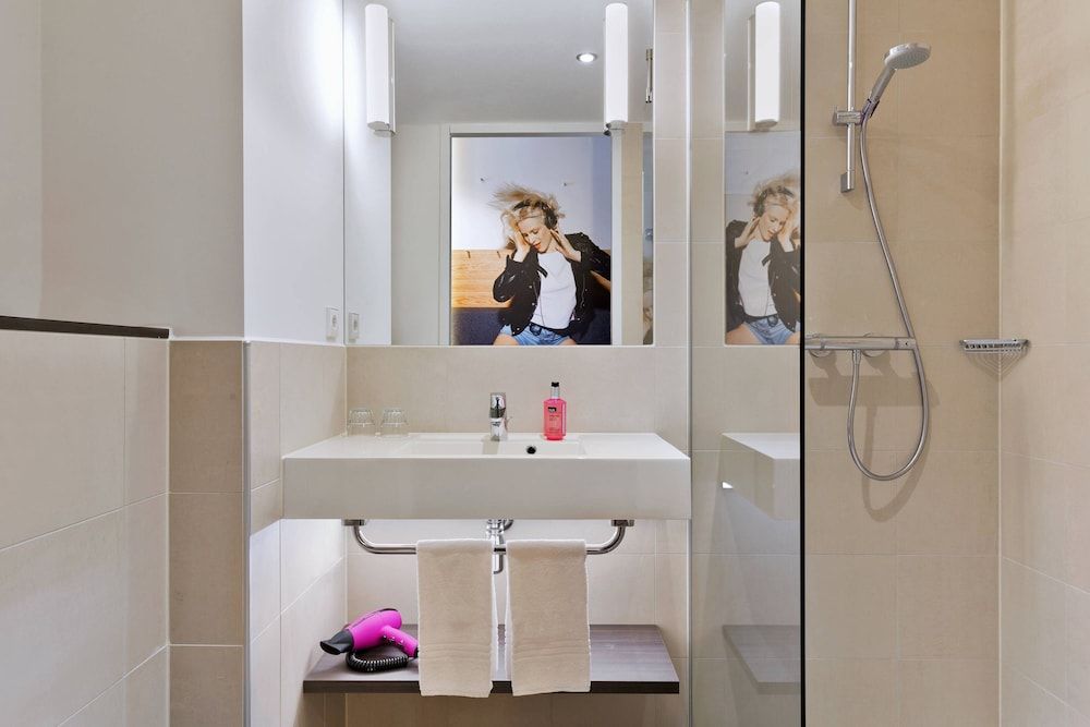 Moxy Amsterdam Houthavens - Bathroom - 1