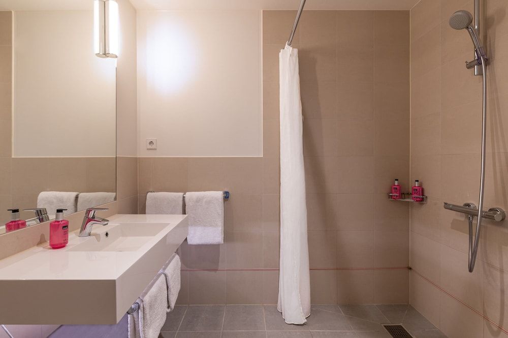 Moxy Amsterdam Houthavens - Bathroom - 2