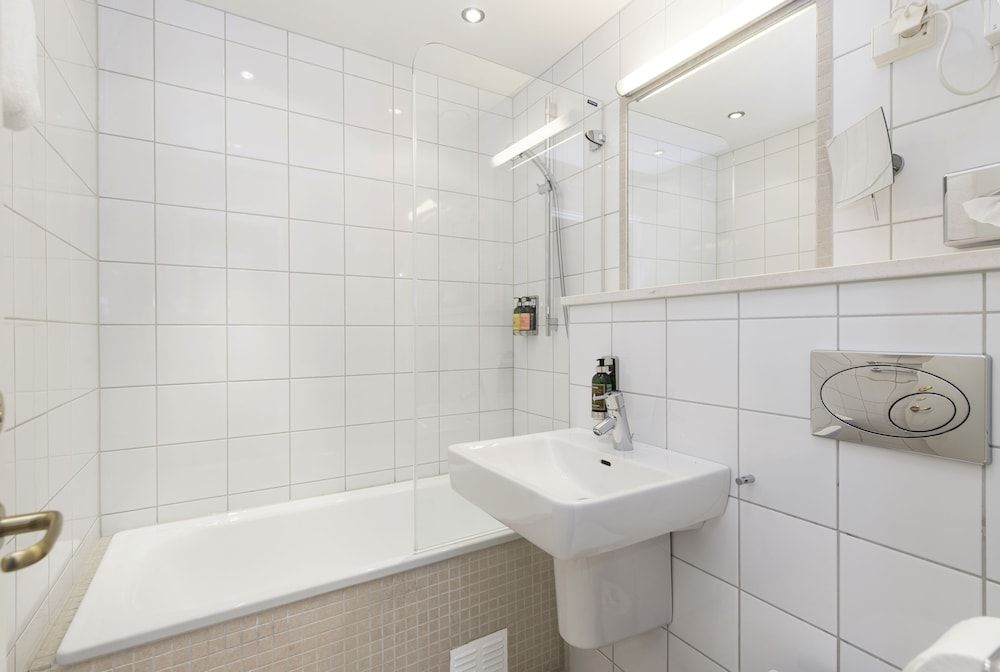 Hotel Bristol - Bathroom - 2