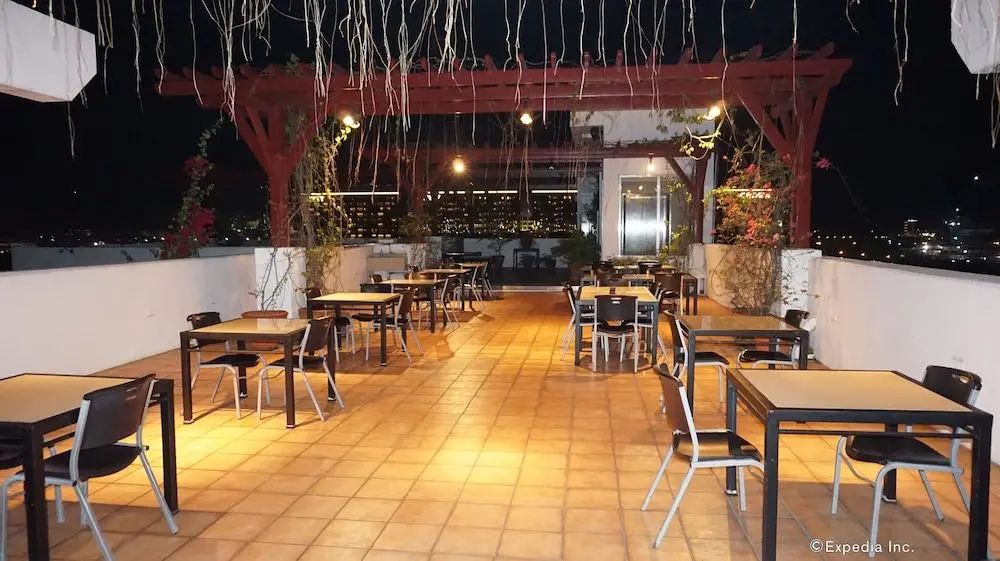 Nichols Airport Hotel - Outdoor dining - 2