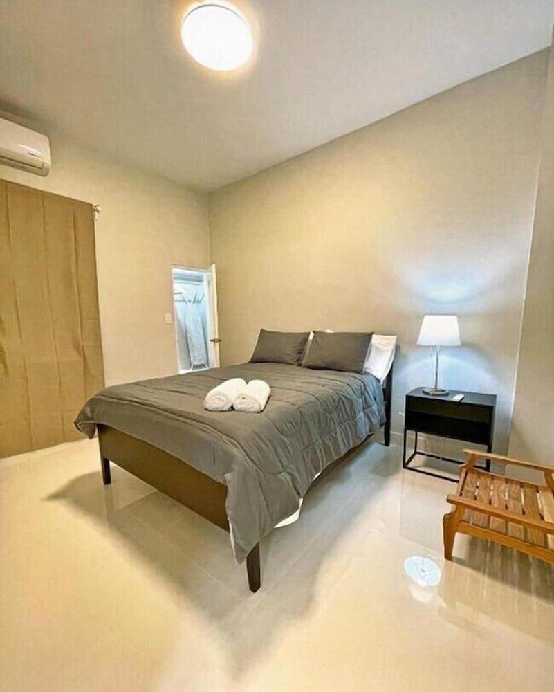 Stunning 2-Bedroom Apartment - Living area
