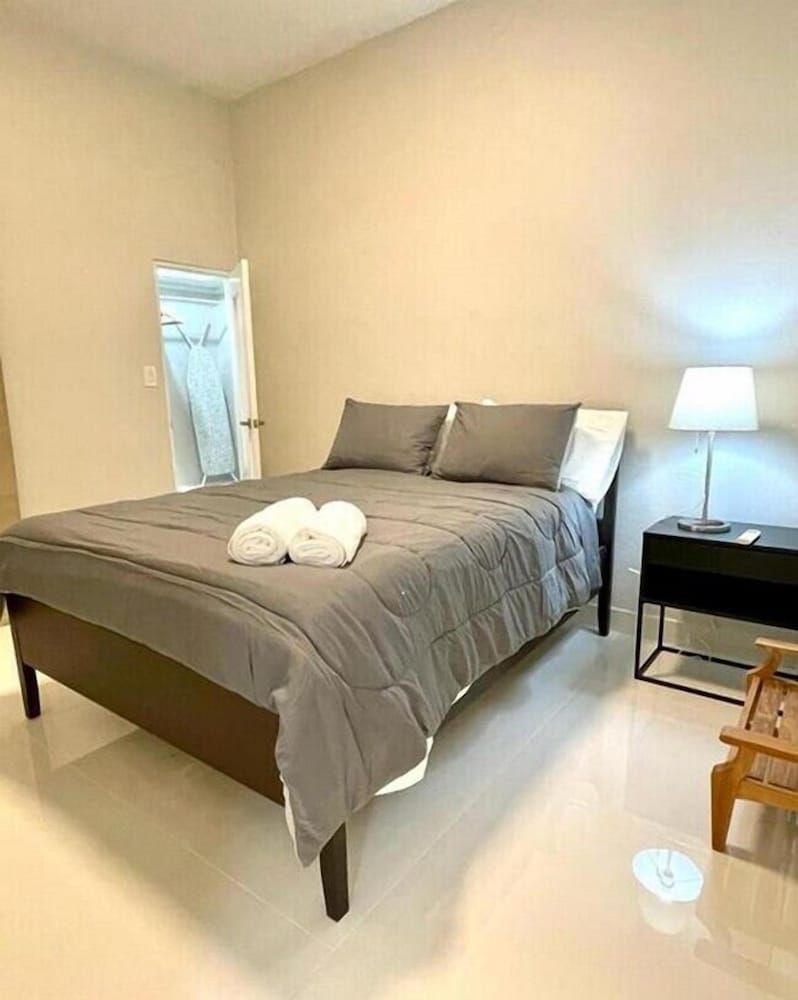 Stunning 2-Bedroom Apartment - Living area - 4