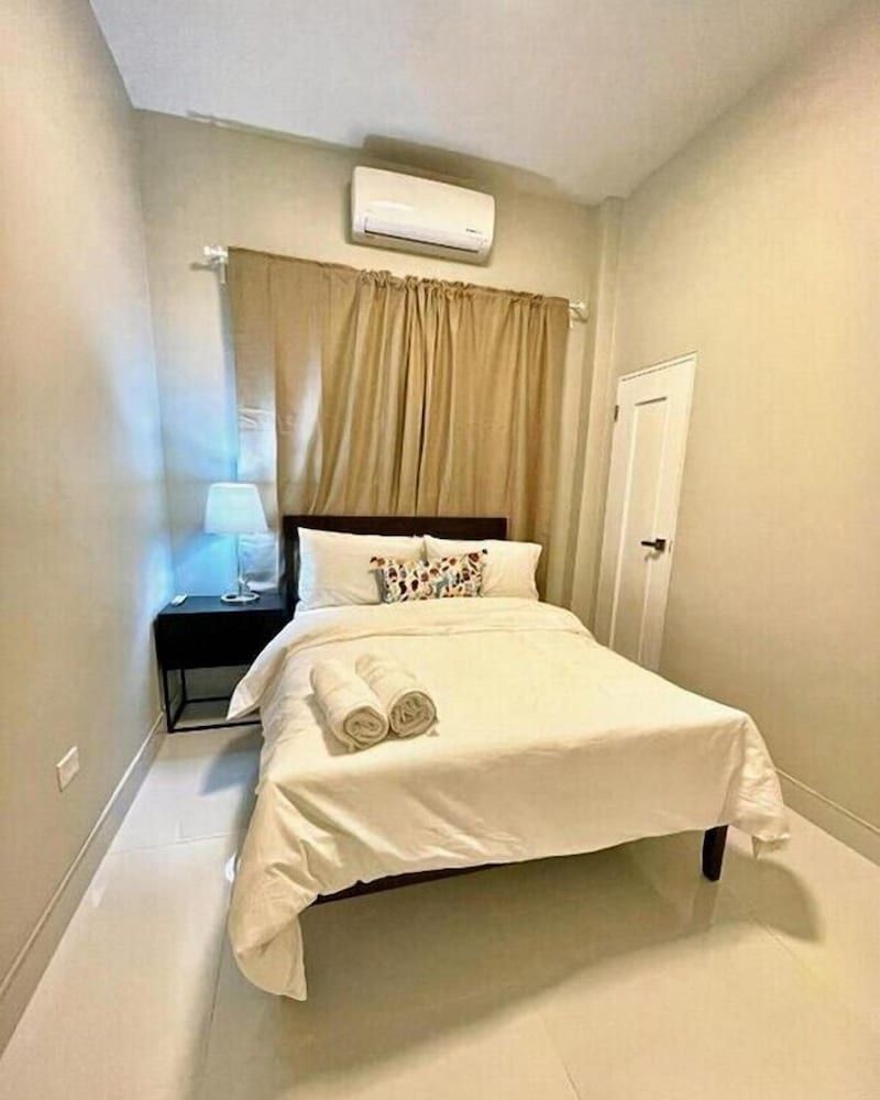 Stunning 2-Bedroom Apartment - Living area - 3