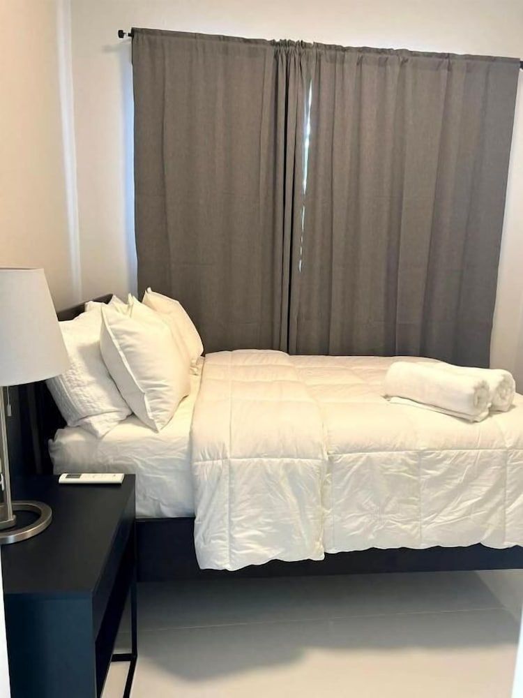 Breathtaking 2-Br Beachside Apartment - Room - 2