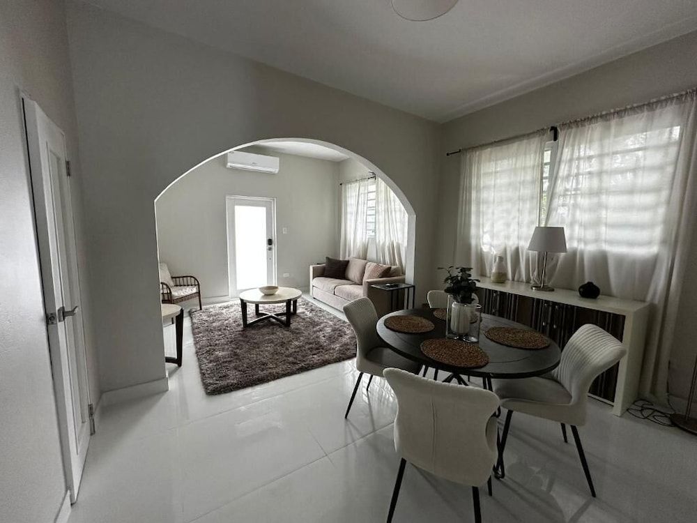 Breathtaking 2-Br Beachside Apartment - Primary image