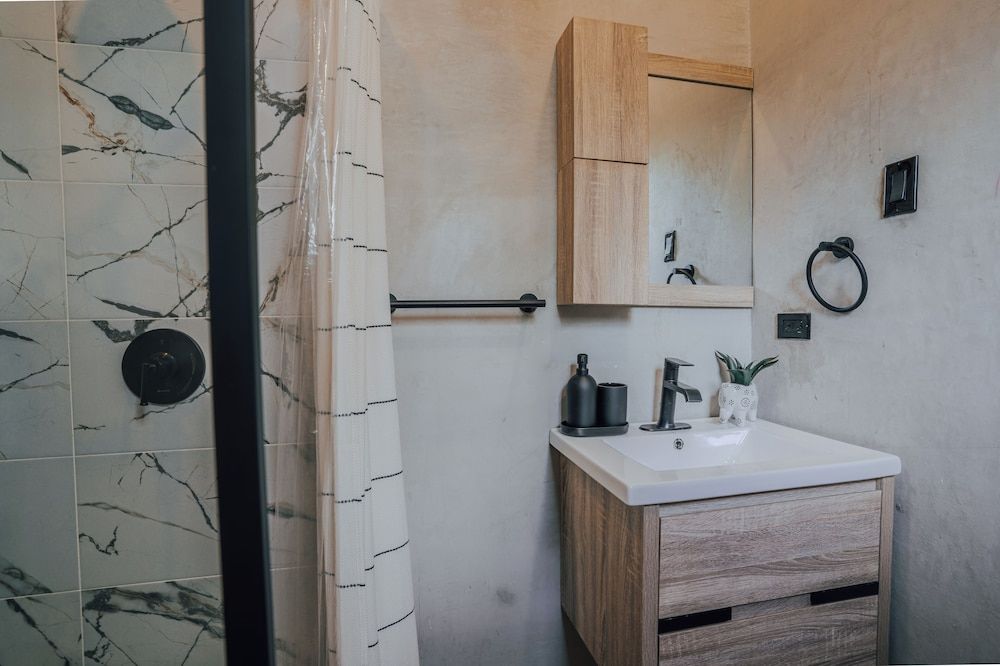 Flor De India - Bathroom - 4