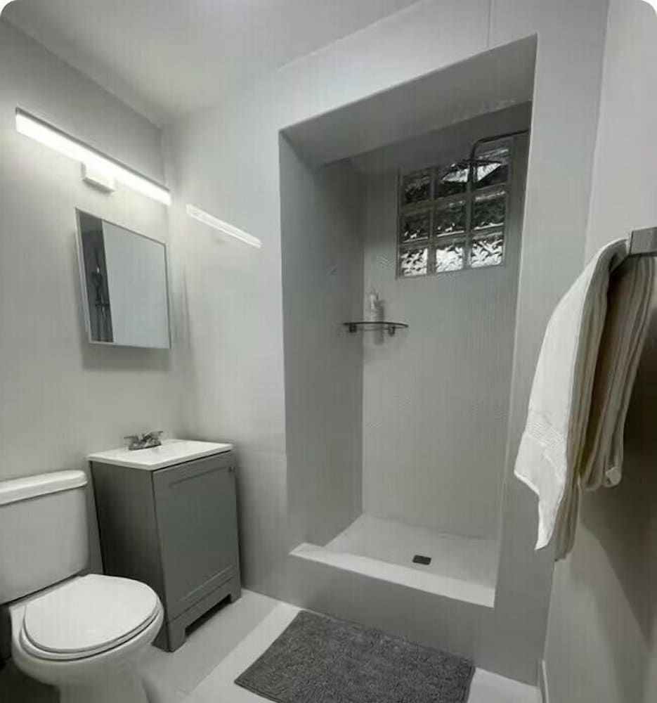 Stunning 3-Bedroom Beachside Apartment - Bathroom - 4