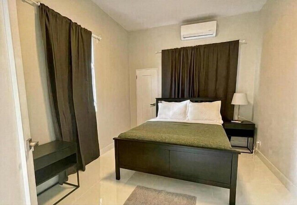 Stunning 3-Bedroom Beachside Apartment - Room - 1