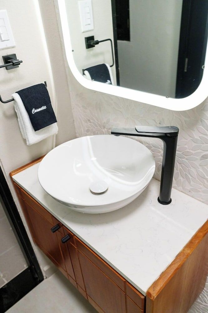 The Oliver Hotel - Bathroom - 3