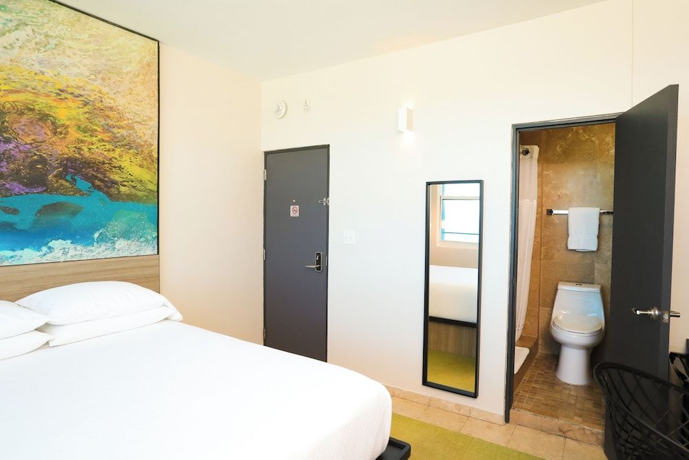 The Tryst Beachfront Hotel - Room - 4