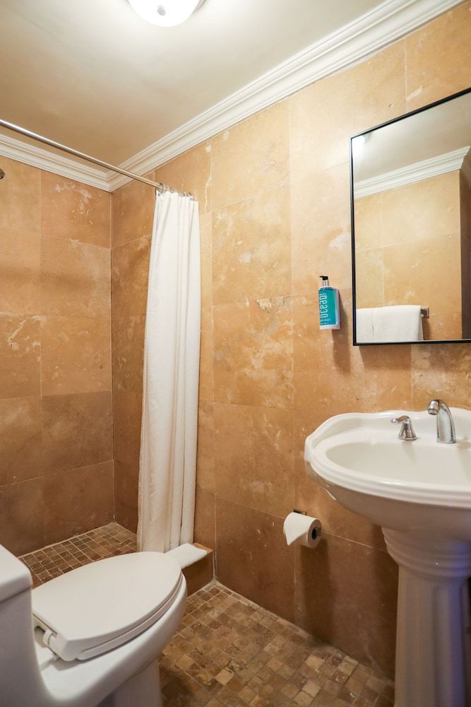 The Tryst Beachfront Hotel - Bathroom