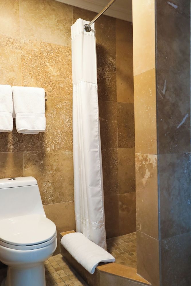 The Tryst Beachfront Hotel - Bathroom - 3