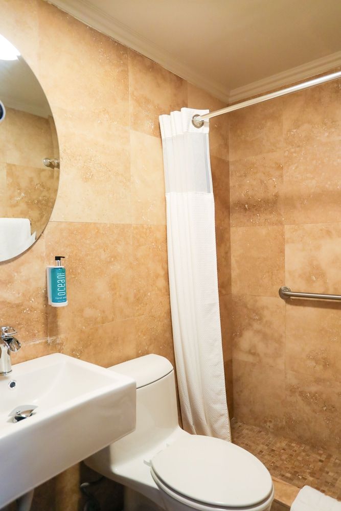 The Tryst Beachfront Hotel - Bathroom - 2