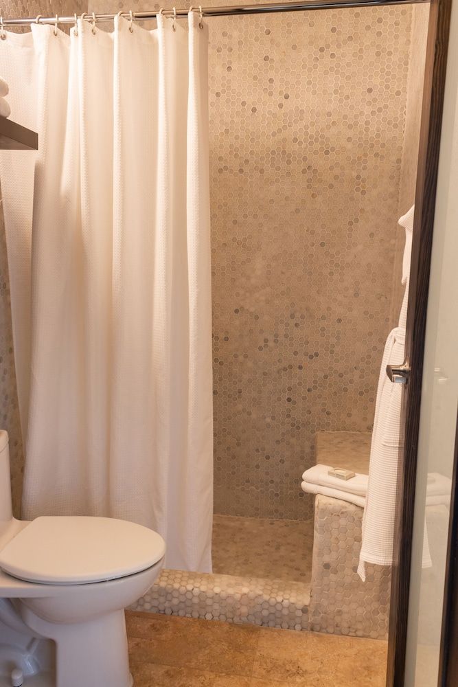 Ciqala Suites Hotel - Bathroom shower - 3