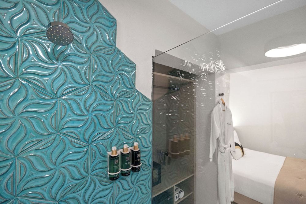 The Weekender by Otium - Bathroom shower - 4