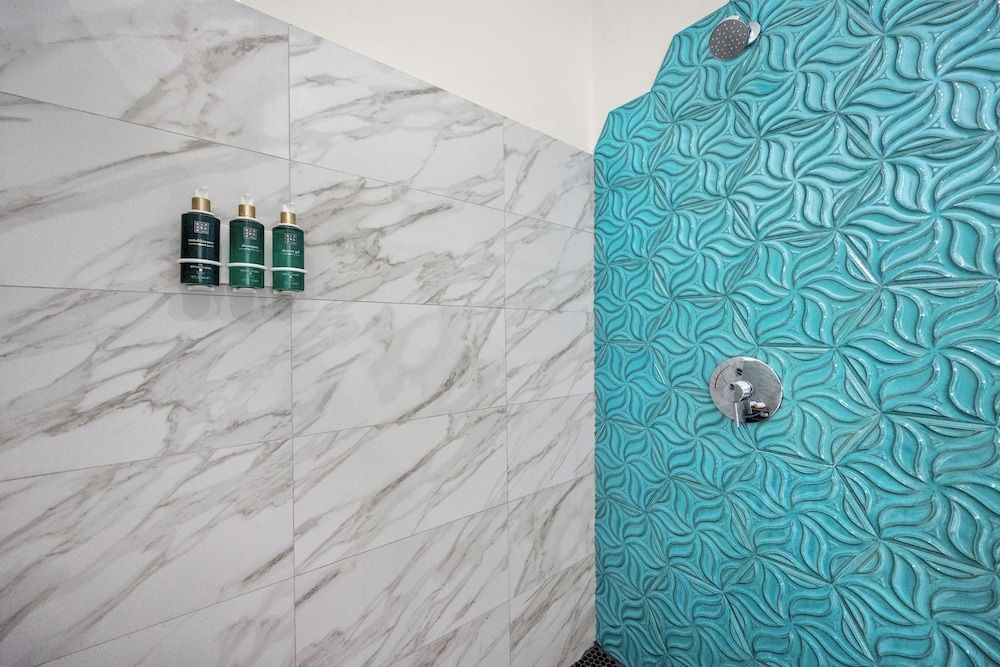 The Weekender by Otium - Bathroom shower - 2