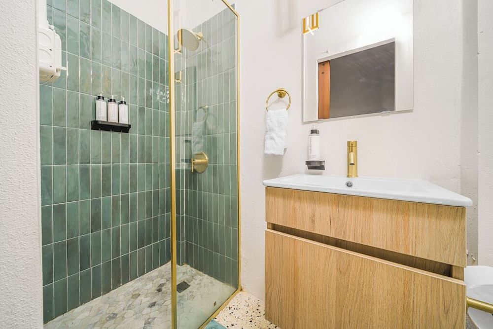 Room 4: Compact Bunk Room in Arts District - Bathroom - 3