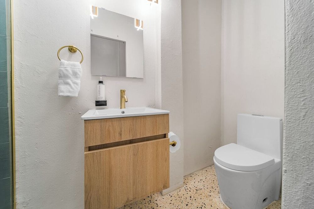 Room 4: Compact Bunk Room in Arts District - Bathroom - 4
