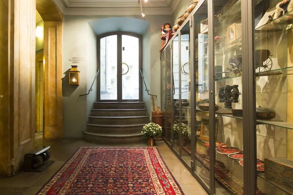 Lady Hamilton Hotel - Interior entrance