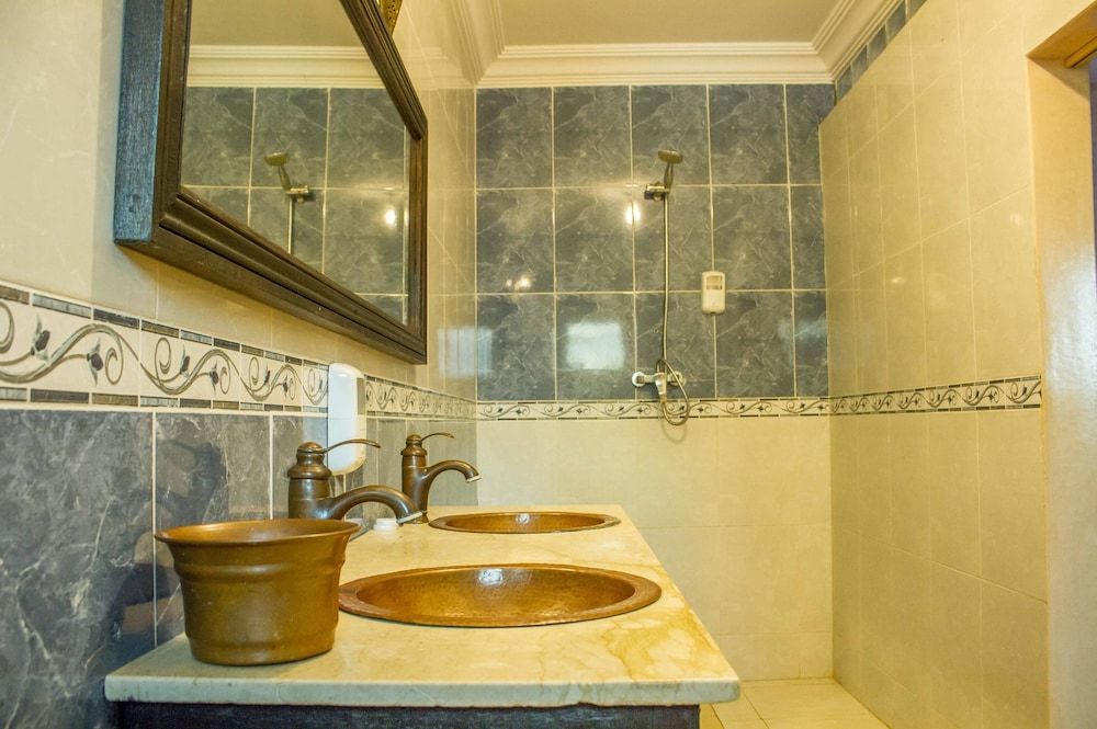 Hotel Cabourg - Bathroom sink - 3