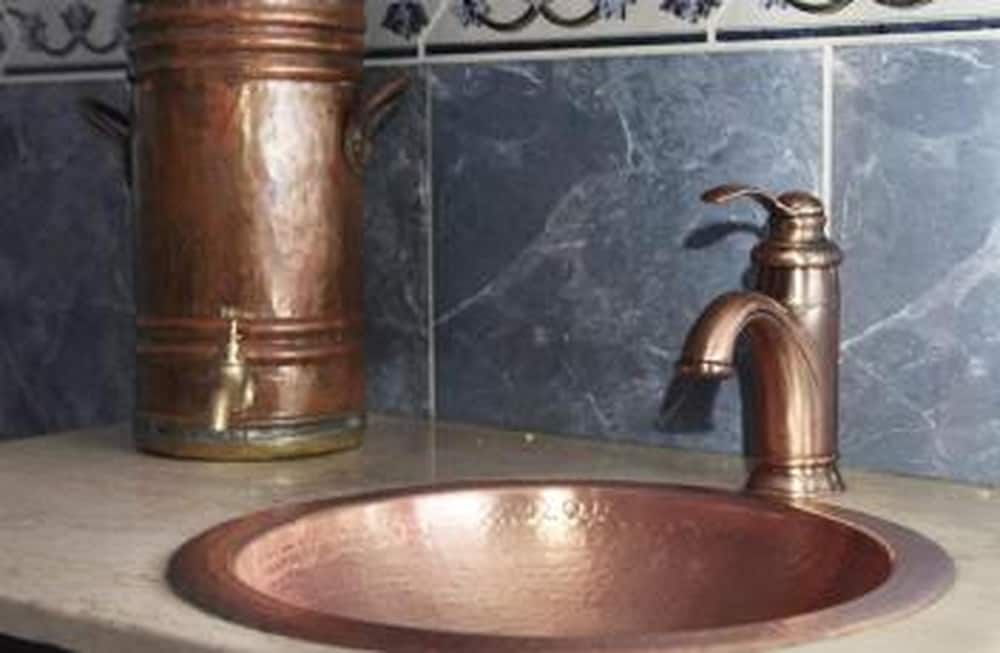 Hotel Cabourg - Bathroom sink - 1