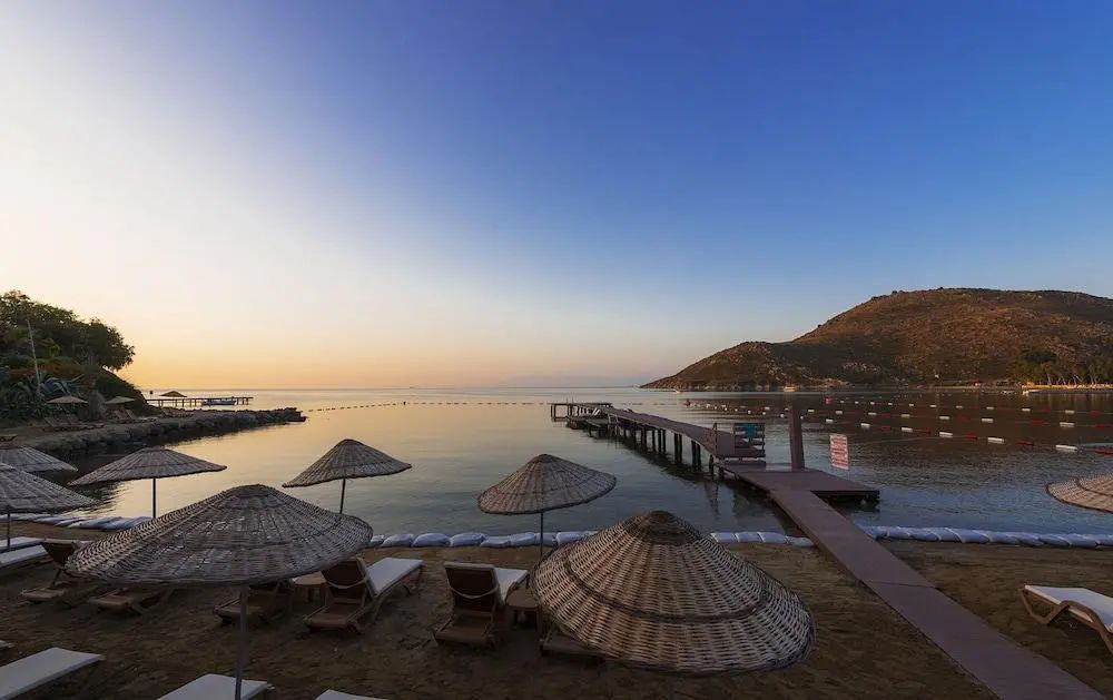 Liv Hotel By Bellazure - Beach - 2