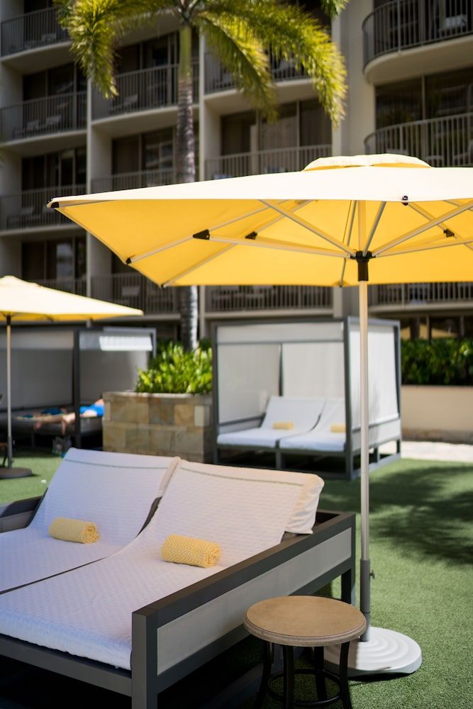Embassy Suites by Hilton Waikiki Beach Walk - Sundeck - 4
