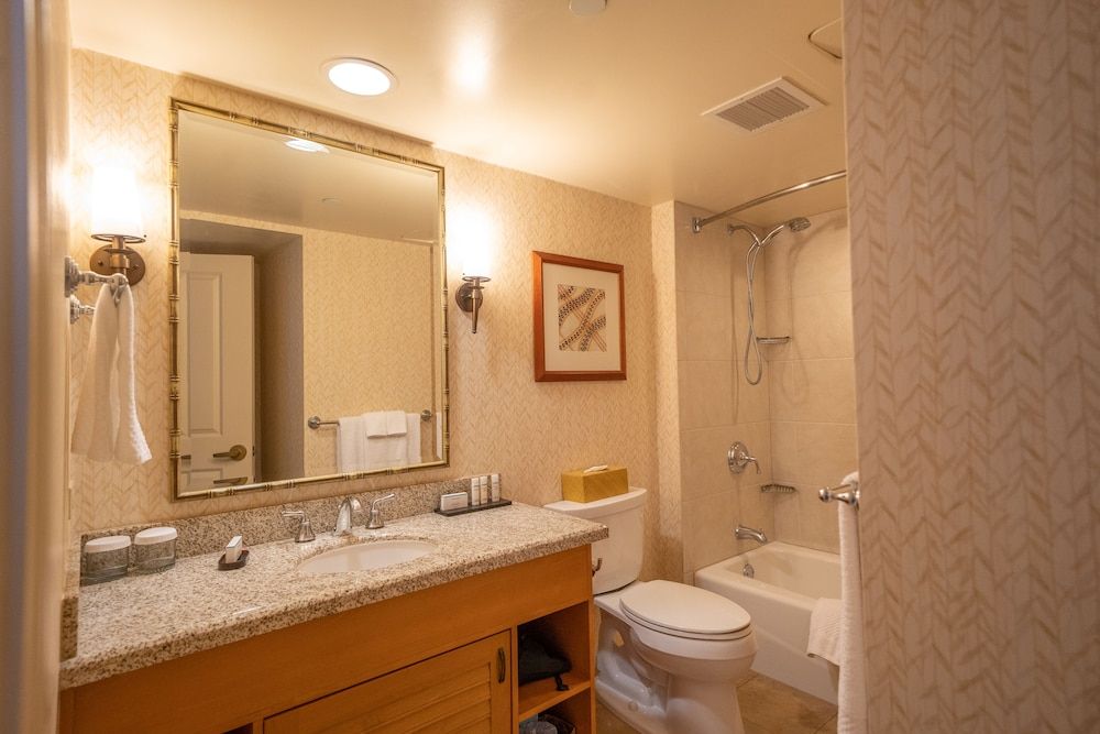 Embassy Suites by Hilton Waikiki Beach Walk - Bathroom - 2
