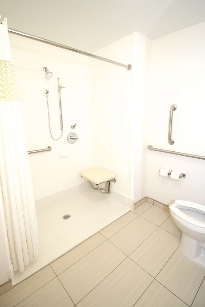 Hampton Inn & Suites Sandusky/Milan - Bathroom - 1